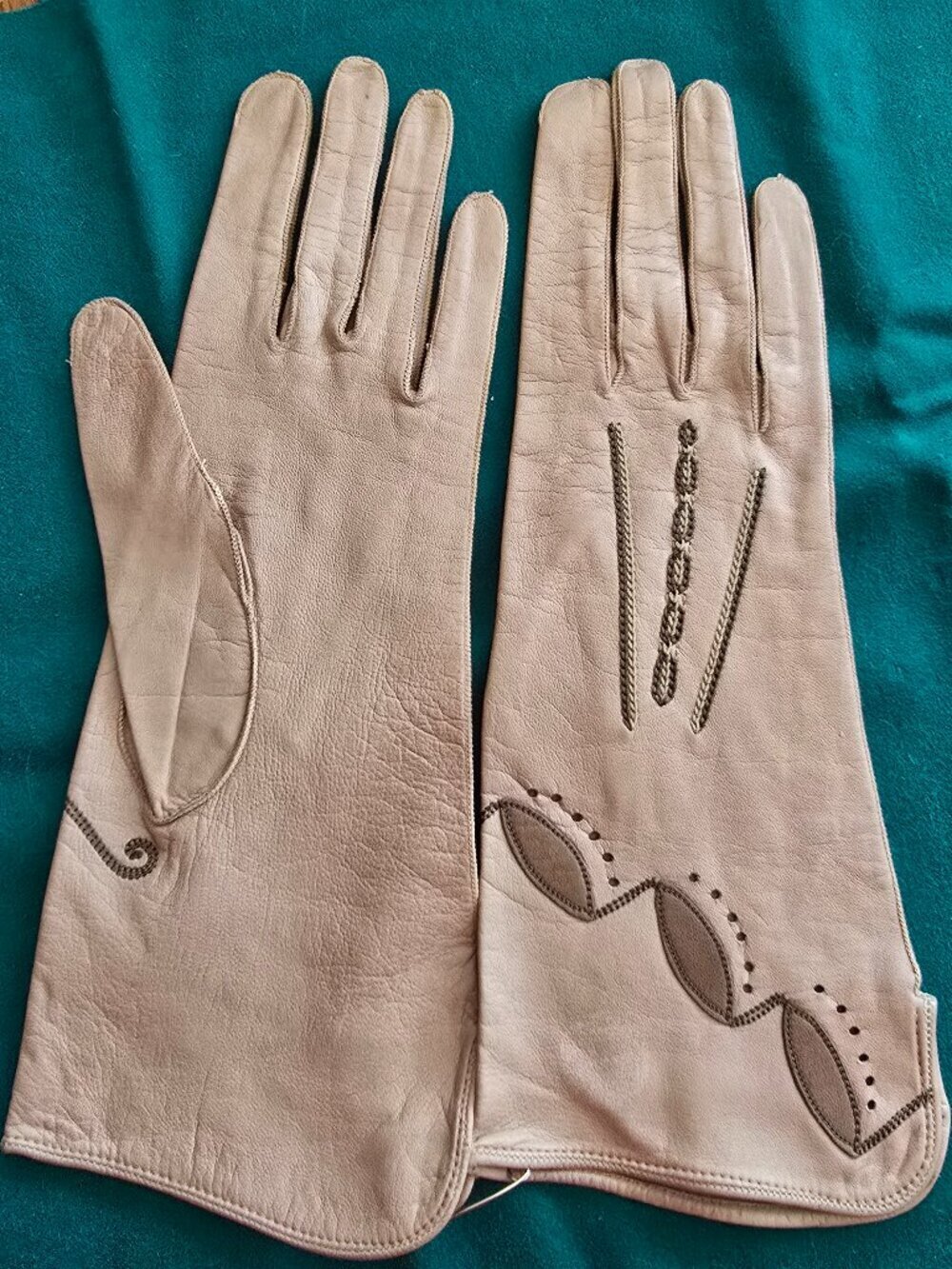 Vintage Cream Leather Gloves w/ Decorative Stitching, Classic Mid-Length Wrist